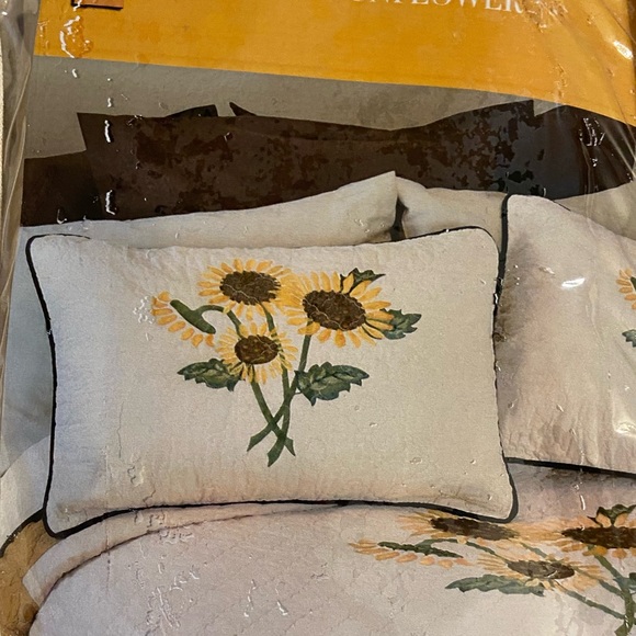 Donna Sharpe NWT Country Sunflower Sham 20x26”Quilted/Embroidered Set of 2 - Picture 1 of 13